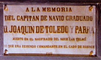  Placa en recuerdo de don Joaquín de Toledo y Parra. Capitán de navío graduado de la Real Armada Española. En el Panteón de Marinos Ilustres de San Fernando.
