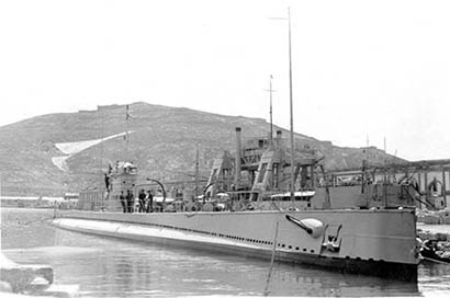 Foto del submarino C-3 junto al Kanguro en Cartagena