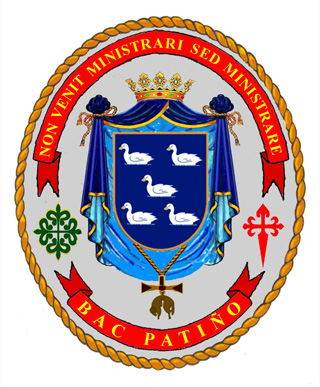 Escudo del BAC Patiño A-14. Buque Aprovisionamiento de Combate. El Patiño (A-14) es un buque de aprovisionamiento de combate de la Armada Española que, en unión del Cantabria constituye el plantel de buques logísticos de la flota, al que pertenecía también el petrolero Marqués de la Ensenada hasta su baja el 31 de enero de 2012. Construido por la empresa Bazán (hoy Navantia) fue un proyecto conjunto con la Real Marina Holandesa que adquirió el Amsterdam (A 836) gemelo del Patiño. Fue botado el 22 de junio de 1994 y entregado a la Armada Española en Juno de 1995 y después de quince años de servicio ha cumplido a plena satisfacción los cometidos que le han sido encomendados. Su misión principal es la de suministrar agua, munición, víveres, repuestos, etc. a las unidades de combate en el mar. Así mismo dispone de una dotación de camas y equipo médico para la atención de heridos y lesionados lo que le convierte, de alguna manera, en buque hospital. Puede transportar hasta cinco helicópteros, si bien lo habitual es que lleve tres Sikorsky SH-3 Sea King. Ha tomado parte en bastantes operaciones, habiendo aparecido en titulares de prensa cuando, en el 2002, junto con la fragata Navarra (F-85), su dotación aérea y de operaciones especiales del Tercio de la Armada desarbolaron y abordaron el buque Sao San como parte de la Operación Libertad Duradera. Mediante disparos efectuados por tiradores de élite de la Infantería de Marina de su dotación con fusil Barret, fue eliminado un cable que cruzaba el barco de proa a popa lo que permitió el abordaje desde un helicóptero. Recibió el navío el nombre del Ministro de Marina D. José Patiño Rosales al que don Felipe V, encomendó reformar la armada. El escudo de Patiño se basa en el lugar solariego con patos nadando como tema principal. Estando compuesto por cinco patos de plata, nadando, en campo de azur, contando además con el Manto de Grandeza de España, el Toisón de Oro y las cruces de las órdenes militares de Alcántara y Santiago, con que fue recompensado por S. M. el Rey en atención a sus desvelos y entrega por la Armada. El lema del Patiño es « Non venit ministrari, sed ministrare »  (No vine a ser servido, sino a servir) y alude a la misión del buque, de apoyo a sus compañeros de la Armada Española o de las Marinas Aliadas sin pedir nada a cambio. Dibujo y historial por Ariesmadrid. © Todovante