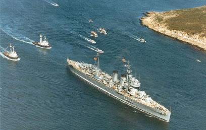 Foto del crucero Canarias entrando en Ferrol por última vez.