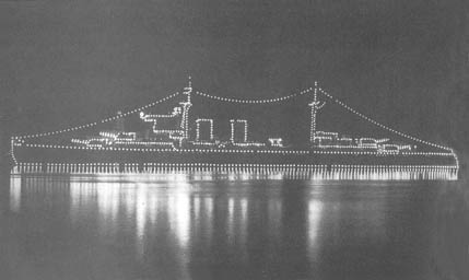  Curiosa foto del engalanado por luces del crucero Canarias en su visita a Atenas para la celebración de la boda de don Juan Carlos de Borbón y doña Sofía de Grecia en 1962.