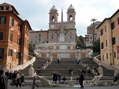 Escalinata y Barccacia que dan acceso a la plaza de España en Roma.