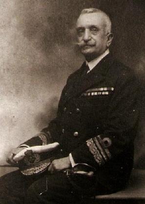Fotografía en blanco y negro de don Honorio sentado y ladeado con el traje de vicealmirante, gorra en mano.