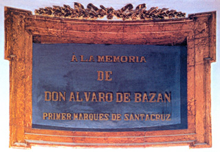 Lápida en recuerdo de don  Álvaro de Bazán y Guzmán, que se encuentra en Panteón de Marinos Ilustres de San Fernando. Cortesía del Museo Naval de Madrid.