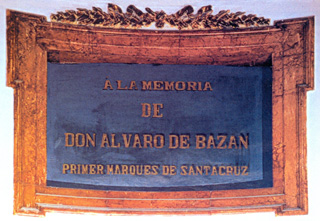 Lápida en recuerdo de don Álvaro de Bazán y Guzmán, que se encuentra en Panteón de Marinos Ilustres de San Fernando. Cortesía del Museo Naval de Madrid.