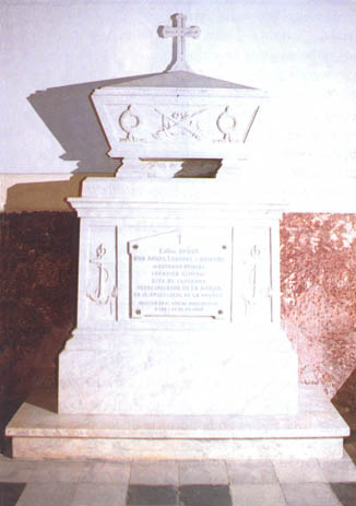 Mausoleo en el Panteón de Marinos Ilustres de don Ángel Laborde y Navarro. Jefe de escuadra de la Real Marina Española. Cruz de la Real y Distinguida Orden Española de Carlos III, pensionada. Matemático.