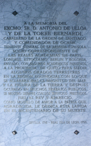  Lápida en el Panteón de Marinos Ilustres de San Fernando de don Antonio de Ulloa y de la Torre Guiral. Teniente general de la Real Armada Española. Caballero de la Militar Orden de Santiago. Caballero de la Militar Orden de Calatrava. Comendador de Ocaña en la Orden de Santiago. Comendador de Valdecarábanos en la Orden de Calatrava. Científico, erudito y escritor. Cortesía del Museo Naval. Madrid.