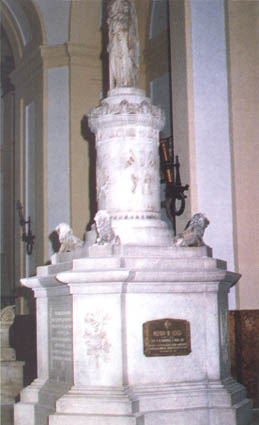 Placa en el Panteón de Marinos Ilustres de San Fernando en recuerdo de don Juan Antonio Gutiérrez de la Concha y Mazos de Güemes. Brigadier de la Real Armada Española.