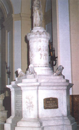 Mausoleo en el Panteón de Marinos Ilustres de San Fernando en recuerdo de don Santiago de Liniers y Brémond. Jefe de escuadra de la Real Armada Española. Cruz de Caballero de la Soberana y Militar Orden Hospitalaria de San Juan de Jerusalén de Rodas y de Malta. Caballero de la Real y Militar Orden de Montesa.