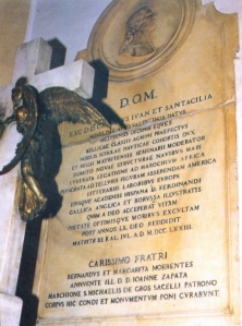 Lápida en recuerdo de don Jorge Juan y Santacilia, que se encuentra en Panteón de Marinos Ilustres de San Fernando. Cortesía del Museo Naval de Madrid.