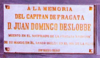 Lápida en el Panteón de Marinos Ilustres en recuerdo de sus servicios