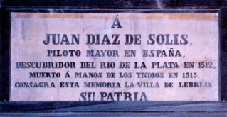  Fotografía de la placa en su honor.