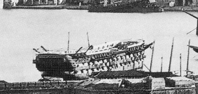 Fotografía en blanco y negro del navío.