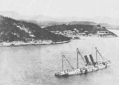  Fotografía en blanco y negro del crucero Reina Mercedes, hundido en Santiago de Cuba.