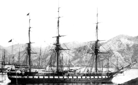 Fotografía en blanco y negro de la fragata de 1ª clase Villa de Madrid